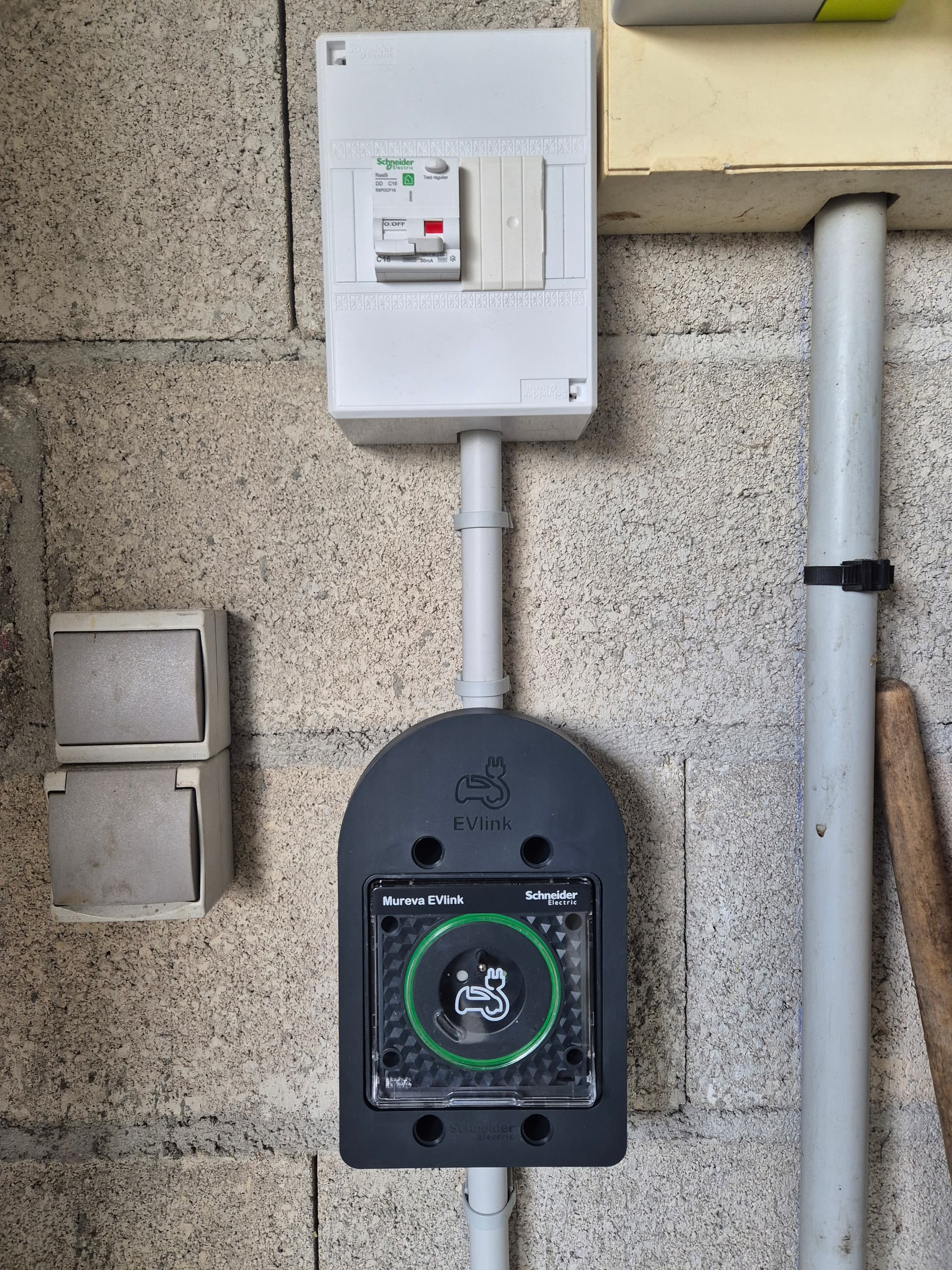 Installation borne de recharge